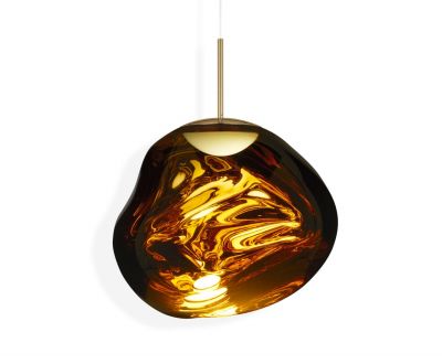 Nahaufnahme der Tom Dixon Melt LED Pendelleuchte in Gold mit einzigartiger Form.